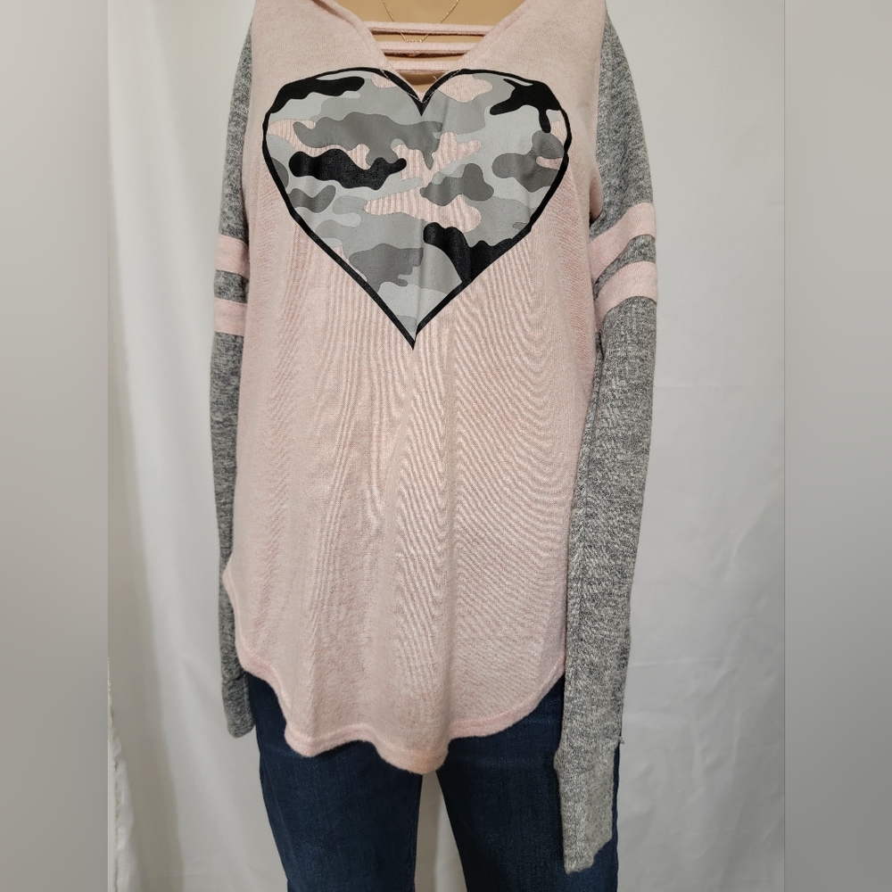 Nobo pink and gray camo hooded light weight top NWT size medium (7-9)